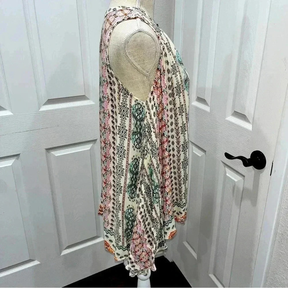 Altar’d State Sleeveless, keyhole front, boho, shark bite hem, top, tunic shirt - Picture 3 of 8